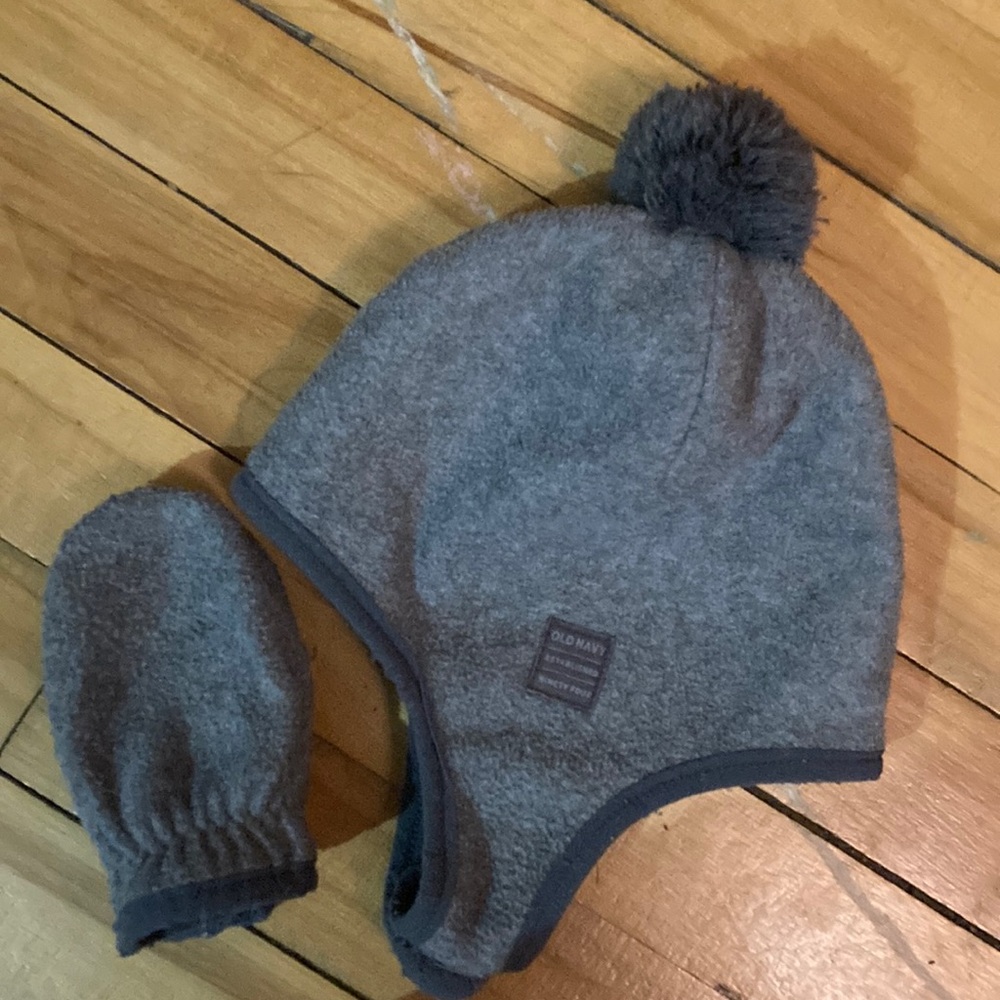 2piece old navy Fleece hat and mitts for 2T 3/15$